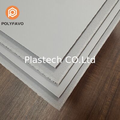 Dostosowana przegroda z płyty o strukturze plastra miodu PP 4 mm, panel wewnętrzny do wyłożenia ładunku w samochodzie dostawczym